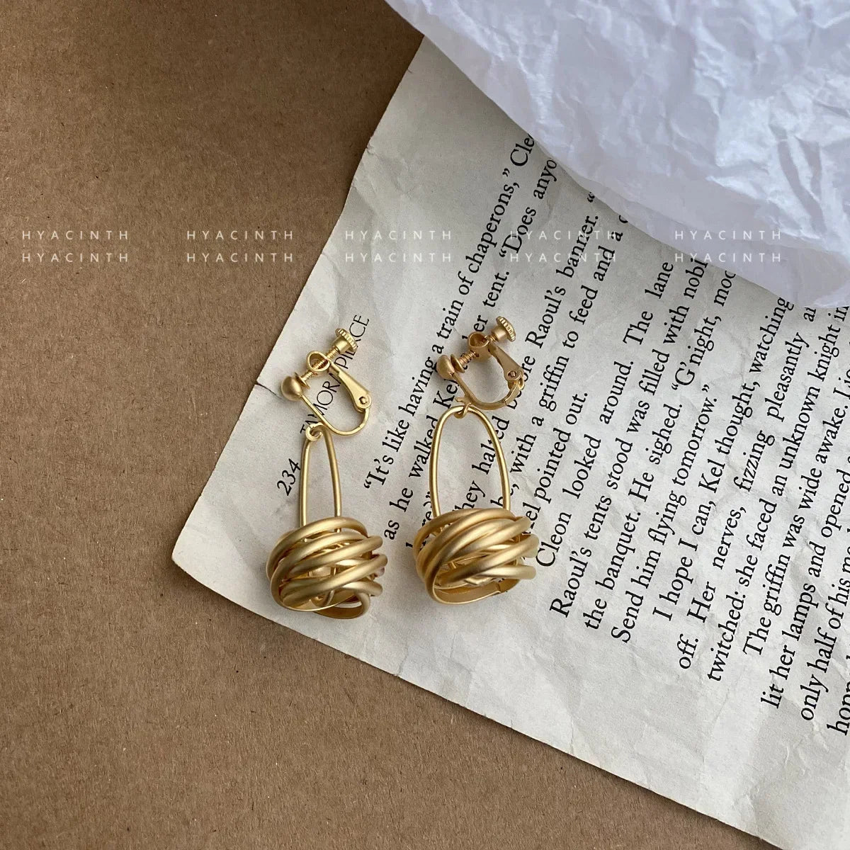 Minimalistic  with Matte Circle Knots,